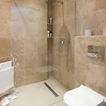 Charming In Perfect Location 아파트 *